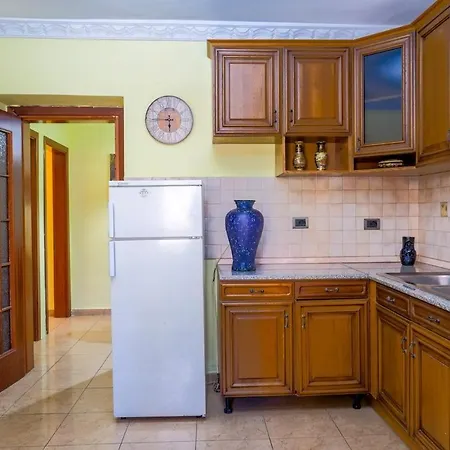 Serenity Center Apartment *